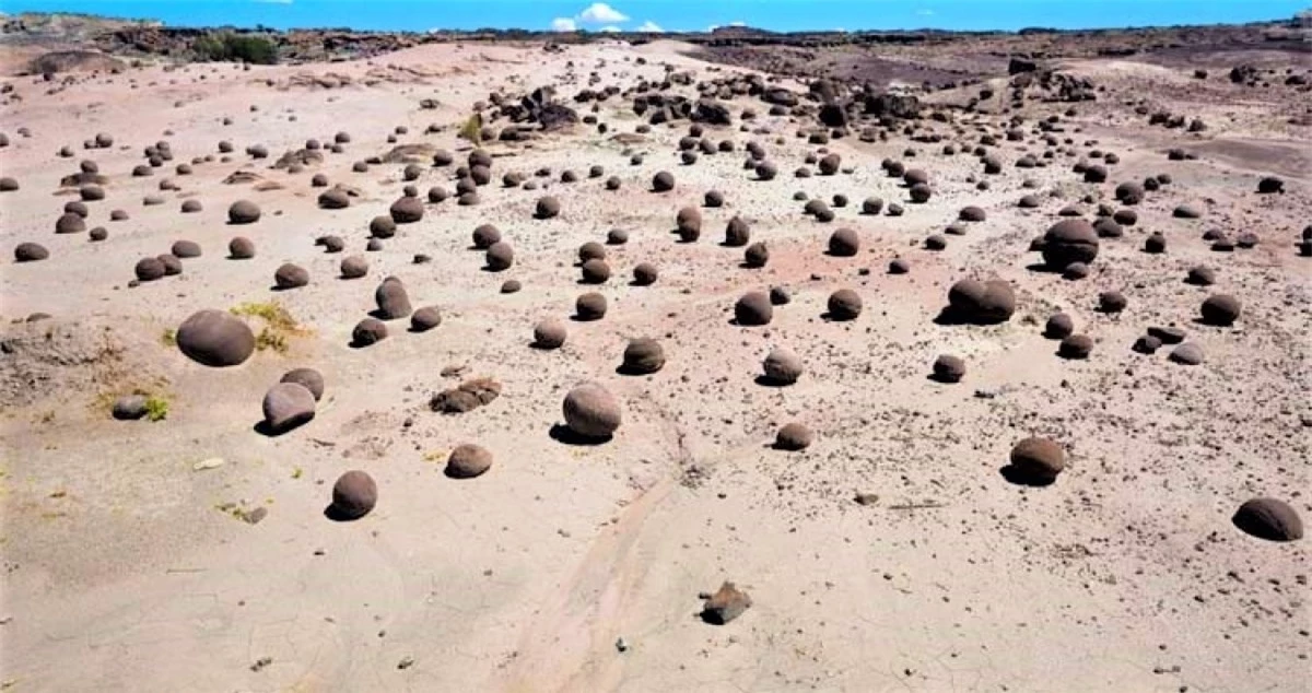 Những tảng đá tròn, Argentina: Sự hình thành những tảng đá tròn lớn độc đáo được tìm thấy ở thung lũng Mặt Trăng (còn được gọi là Ischigualasto), thuộc một vườn quốc gia gần biên giới với Chile. Những tảng đá tròn và nhẵn là kết quả của quá trình bào mòn liên tục bởi gió và nước qua hàng triệu năm. Công viên Ischigualasto đã được UNESCO đưa vào Di sản Thế giới năm 2000.