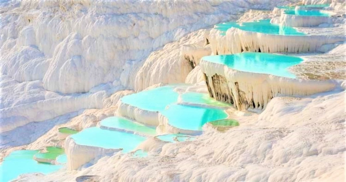 Pamukkale, Thổ Nhĩ Kỳ: Pamukkale trong tiếng Thổ Nhĩ Kỳ có nghĩa là “lâu đài bông”. Pamukkale còn được gọi là “Hierapolis”, “Thành phố Thánh”, thuộc tỉnh Denizli, tây nam Thổ Nhĩ Kỳ. Qua hàng thiên niên kỷ, các bể bơi tự nhiên rất giàu canxi cacbonat và được tạo thành từ đá vôi trắng như tuyết. Khi ngày càng có nhiều khách du lịch đến thăm nơi này, các khách sạn được xây dựng vào giữa thế kỷ 20 đã thực sự gây tổn hại đến di tích tự nhiên. Năm 1988, các khách sạn đã bị phá bỏ khi UNESCO công nhận đây là Di sản Thế giới.