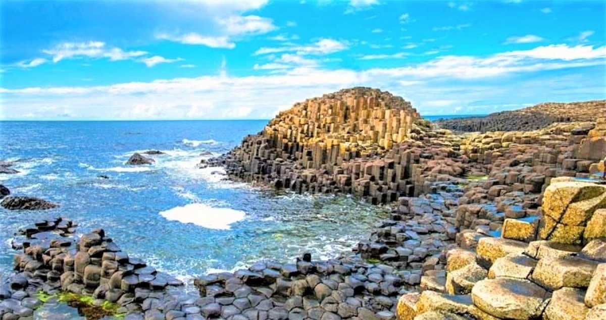Cột đá, Bắc Ireland: Cột đá là khu vực của khoảng 40.000 cột đá bazan không đều, trông giống như những bậc thang xuống biển, cách Derry 40 km về phía đông bắc trên rìa Cao nguyên Antrim, giữa Causeway Head và Benbane Head. Các bậc thang được hình thành cách đây khoảng 50-60 triệu năm trong Kỷ Paleogen khi dung nham chảy từ từ di chuyển về phía bờ biển, nguội dần và sau đó tiếp xúc với biển. Các lớp bazan đã tạo ra các cột và áp lực giữa các cột dẫn đến các hình dạng đa giác này. Các bậc thang cao tới 25 m và có đường kính thay đổi từ 4,5-6 m. Cột đá được công nhận là Di sản Thế giới từ năm 1986.