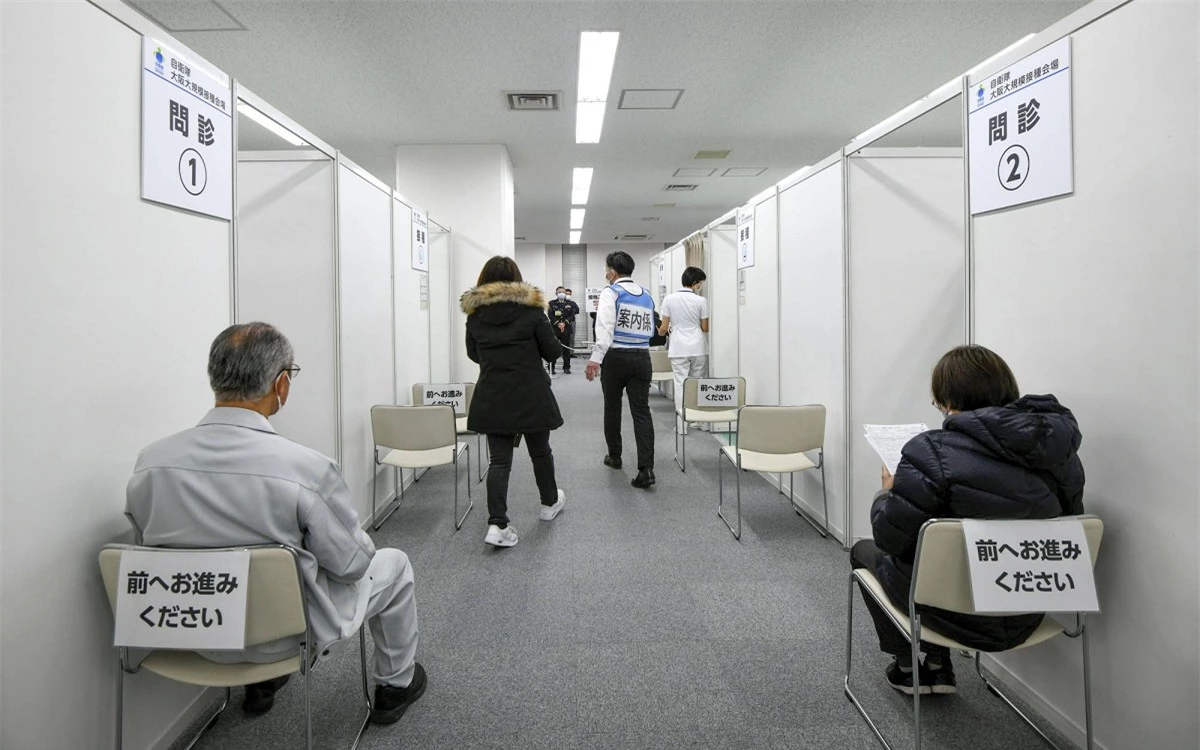 Người dân Nhật Bản chờ tiêm mũi vaccine COVID-19 tăng cường tại một trung tâm tiêm chủng ở Osaka. Ảnh: KYODO
