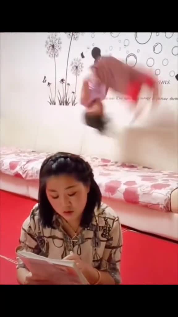 Tưởng mẹ không biết gì, bé gái âm thầm làm hành động này sau lưng mẹ, ai ngờ tất cả đã lọt vào camera