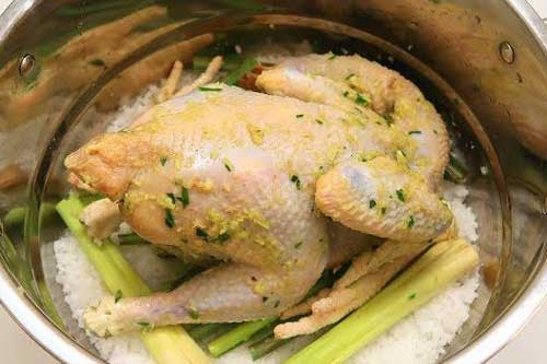 Luộc gà nước sôi hay nước lạnh xưa rồi: 4 cách luộc gà không cần nước giúp cho món ăn thơm ngon đậm đà