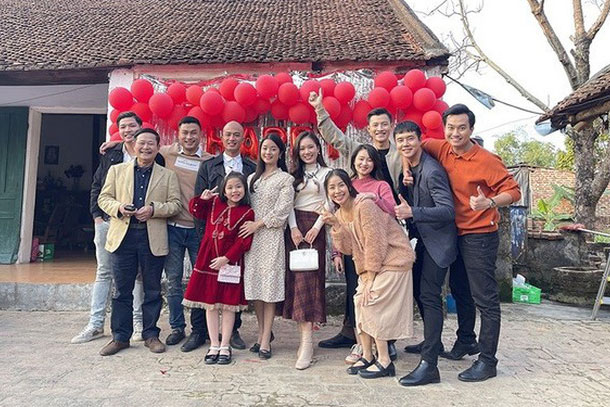 Lộ ảnh kết phim Phố trong làng: Hoài bầu vượt mặt, nhìn qua tưởng đám cưới nhưng hóa ra không phải!