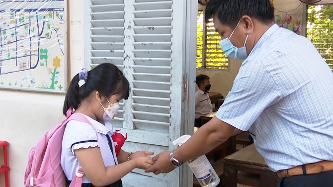 Học sinh khối mầm non, tiểu học ở miền Tây rộn ràng đến trường
