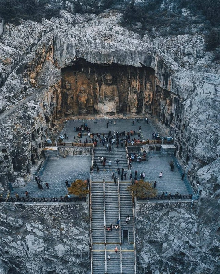 Di tích cổ chứa hơn 100.000 tượng Phật trong các hang động huyền ảo khi đêm về - 1