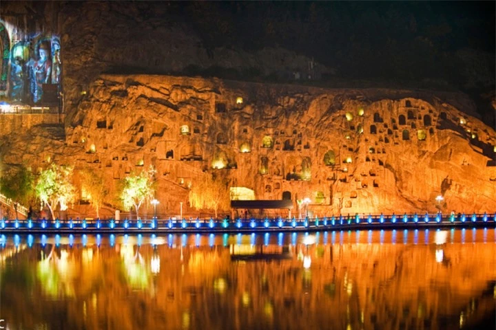 Di tích cổ chứa hơn 100.000 tượng Phật trong các hang động huyền ảo khi đêm về - 11
