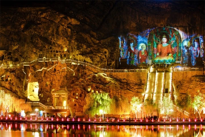 Di tích cổ chứa hơn 100.000 tượng Phật trong các hang động huyền ảo khi đêm về - 12