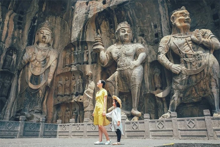 Di tích cổ chứa hơn 100.000 tượng Phật trong các hang động huyền ảo khi đêm về - 8