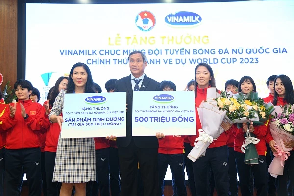 Đại diện Vinamilk trao thưởng cho đội tuyển bóng đã nữ quốc gia khi lọt vào World cup 2023.