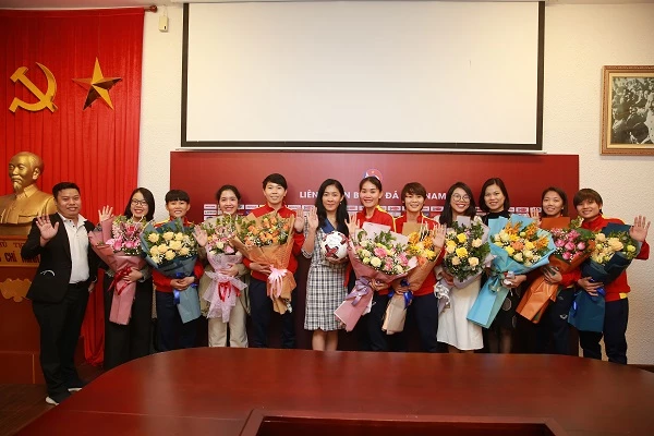 Đại diện Vinamilk chúc mừng và tặng hoa cho các “cô gái kim cương” cùng Ban huấn luyện đội tuyển đã lâp công cho bóng đá Việt Nam những ngày đầu xuân.