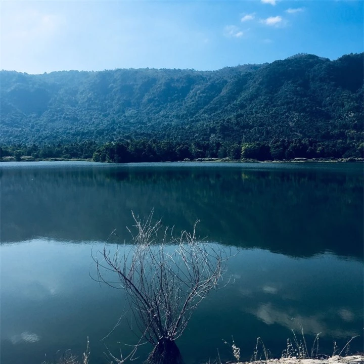 Hồ nước hoang sơ dưới chân núi Cấm: Điểm ‘sống chậm’ ít người biết ở An Giang - 1