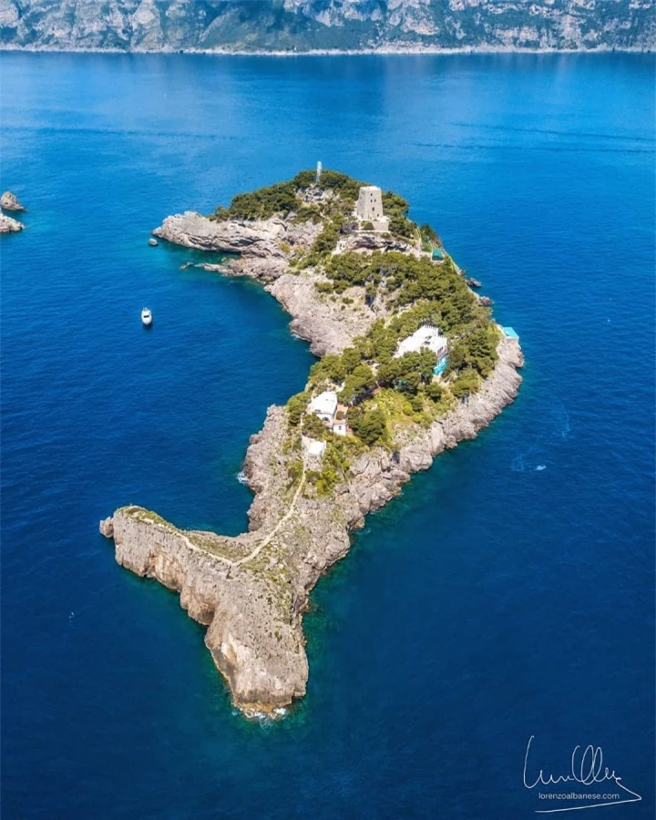 Hòn đảo có hình cá heo: Chỉ tiếp 12 khách/tuần, người có tiền mới tham quan được - 1