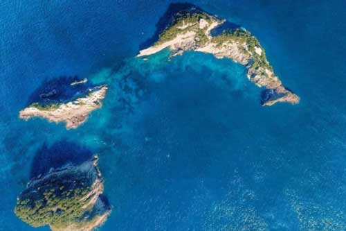 Hòn đảo có hình cá heo: Chỉ tiếp 12 khách/tuần, người có tiền mới tham quan được