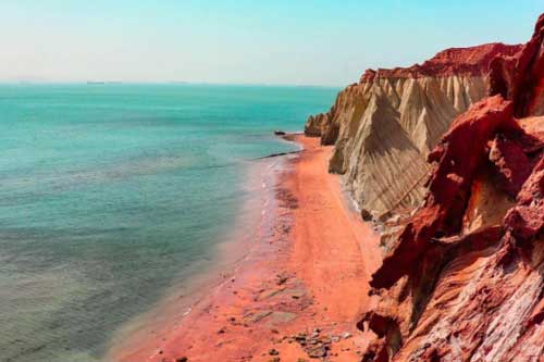 Hòn đảo độc nhất hành tinh với bờ biển đỏ như máu, cát có thể chế thành món ăn