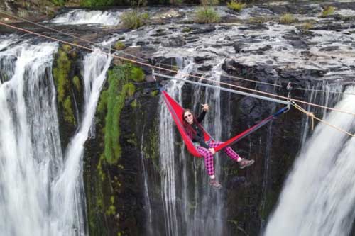 Chùm ảnh trải nghiệm nằm võng, ăn trưa lơ lửng giữa ngọn thác kỳ vĩ tại Brazil