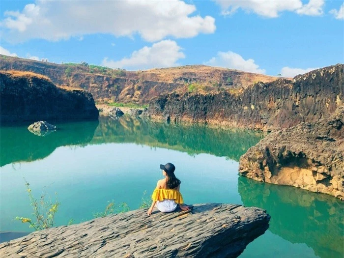 ‘Tuyệt tình cốc’ ở Đắk Lắk đẹp hút hồn với mặt nước trong vắt như gương - 4