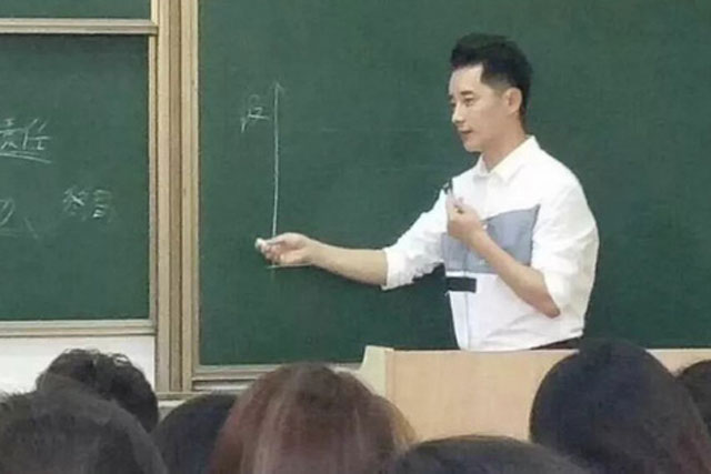 Thầy giáo khẳng định 2 = 1, học sinh nháo nhào tranh cãi nhưng nghe lý do chỉ biết thốt lên: Quá thuyết phục!