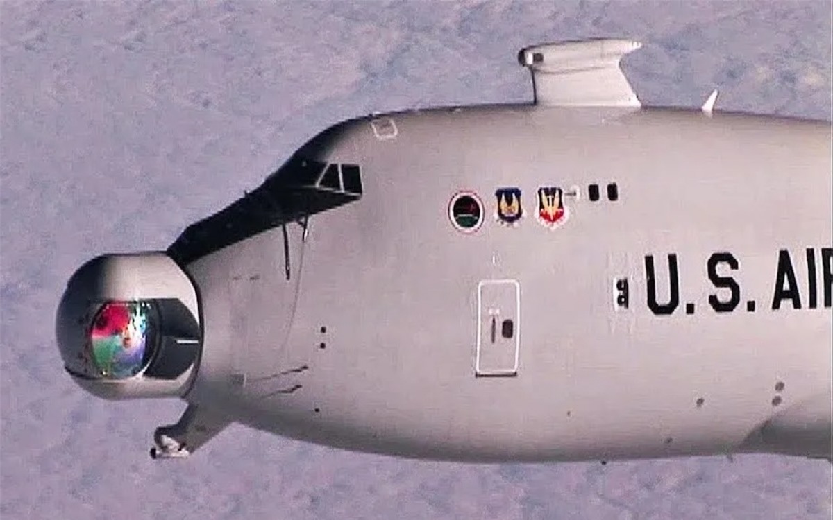 YAL 1A gắn trên mũi một máy bay của không quân Mỹ. Ảnh: Youtube.
