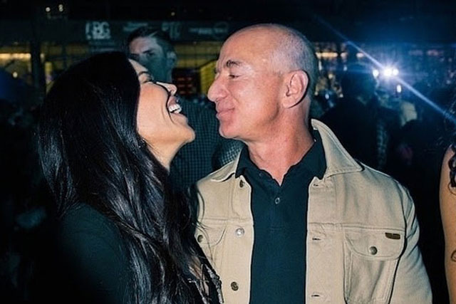 Dân mạng 'nóng mắt' với loạt cảnh ôm hôn người tình chốn công cộng của Jeff Bezos, đồng loạt khuyên tỷ phú nên làm 1 điều