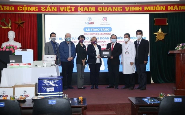 Giám đốc USAID Việt Nam Ann Marie Yastishock và Giám đốc Bệnh viện Phổi Trung ương, PGS. TS Thầy thuốc nhân dân Nguyễn Viết Nhung tại Lễ trao tặng.