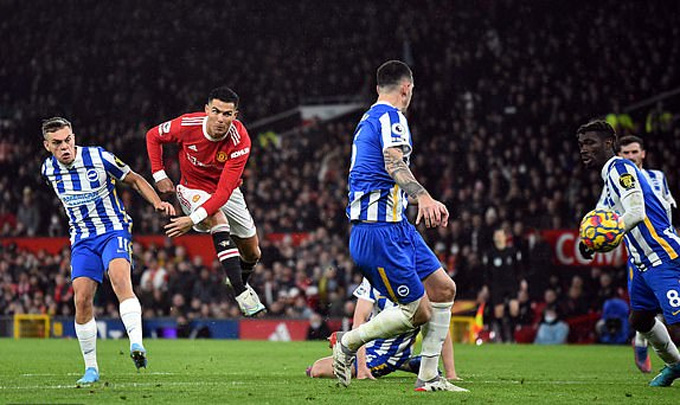 Ronaldo và Bruno Fernandes lập công đưa MU trở lại Top 4