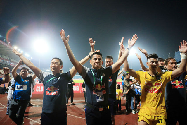 Cuộc đua vô địch V.League 2022: Chờ Kiatisak cảm ơn bầu Đức