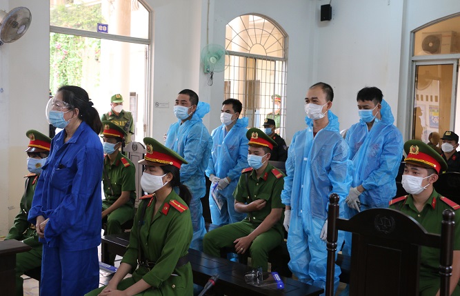 “Bà trùm” buôn lậu Mười Tường cùng 4 đồng phạm hầu tòa
