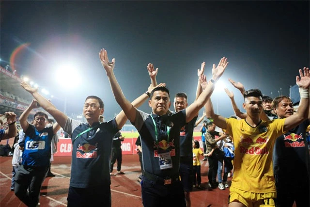 HLV Kiatisak đang rất khát khao đưa HAGL về nhất tại V.League 2022 - Ảnh: Đức Cường