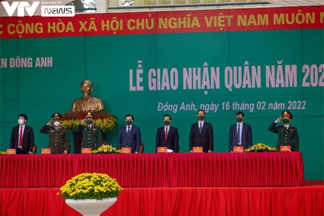 Lễ nhận quân đặc biệt thời COVID-19: Những cái vẫy chào từ xa - Ảnh 1.