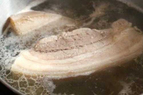 Luộc thịt chớ dại bỏ 3 loại gia vị này vào cùng kẻo món ăn hỏng hết: Chuyên gia "lắc đầu"