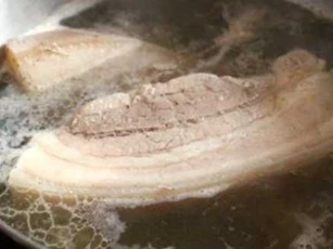 Luộc thịt chớ dại bỏ 3 loại gia vị này vào cùng kẻo món ăn hỏng hết: Chuyên gia "lắc đầu"