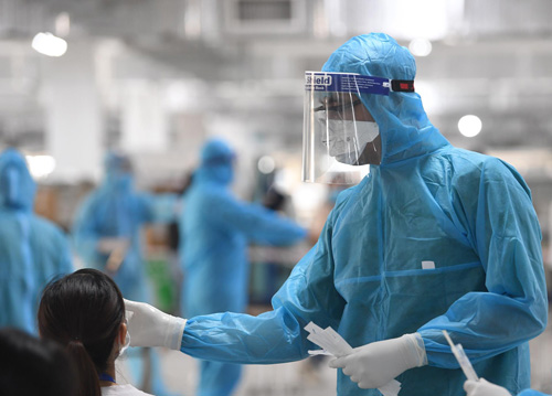 Ngày 17/2, cả nước có thêm 36.200 ca mắc COVID-19, Hà Nội vẫn gần 4.000 ca