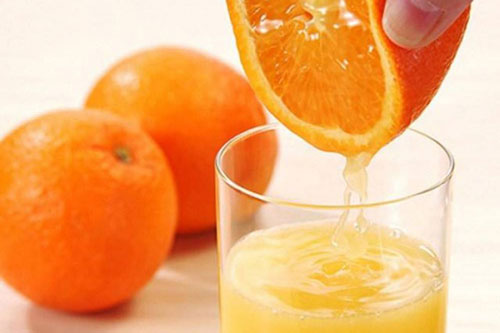 Mách bạn cách vắt nước cam mà không bị đắng