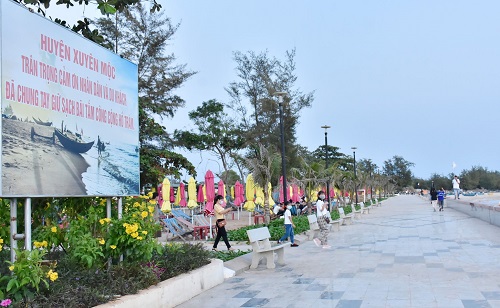 Bờ kè và vỉa hè bãi tắm công cộng Hồ Tràm, huyện Xuyên Mộc được lát đá hoa cương sạch đẹp