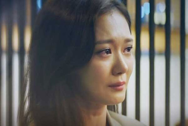 Thấy quà tân gia tôi tặng, chị chồng cầm rồi tiện tay vứt luôn, đến khi biết thứ bên trong là gì, chị tái mặt hối hận