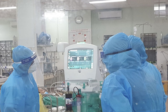 Sáng 17/2: Có 389 ca COVID-19 nặng phải thở máy, ECMO; Sẽ điều chỉnh thời gian cách ly theo dõi sức khoẻ tại nhà với học sinh là F1