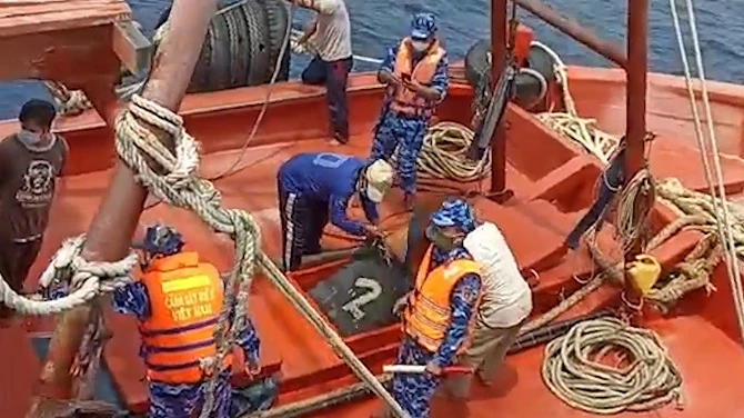Bộ Tư lệnh Cảnh sát biển 4 kiểm tra phát hiện dầu chứa đầy trong khoang tàu.
