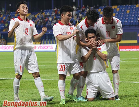Thắng U23 Singapore, U23 Việt Nam đặt 1 chân vào bán kết