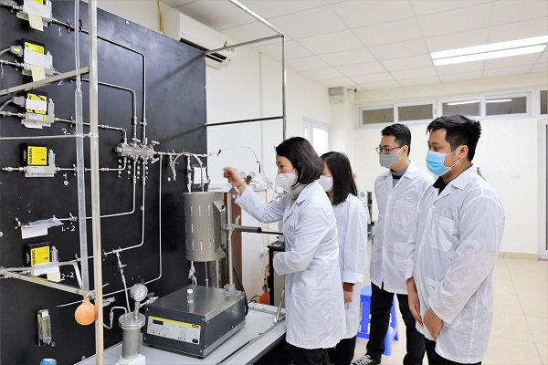 GS. TS. Lê Minh Thắng cùng các cộng sự bên sơ đồ công nghệ xử lý khí thải công nghiệp. 