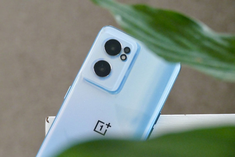 Ảnh chi tiết smartphone chip Dimensity 900 5G, RAM 8 GB, sạc 65W, giá 7,59 triệu