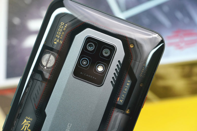 Smartphone chip Snapdragon 8 Gen1, RAM 18 GB, ROM 1 TB, sạc 135W, giá hơn 27 triệu