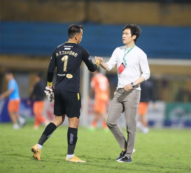 HLV Park Choong Kyun bất ngờ chia tay Hà Nội FC trước thềm mùa giải 2022 -Ảnh: Minh Tuấn 