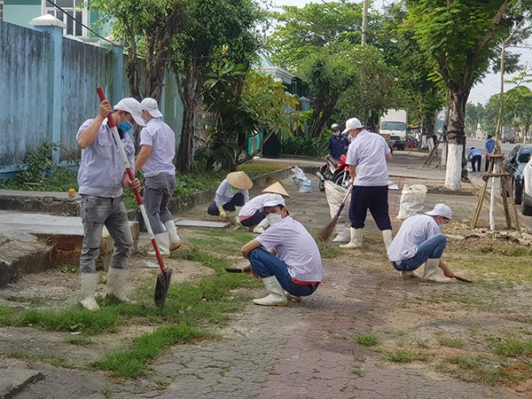 và công nhân các nhà máy thủy sản trong khu vực Âu thuyền và Cảng cá Thọ Quang hưởng ứng dọn dẹp vệ sinh môi trường 