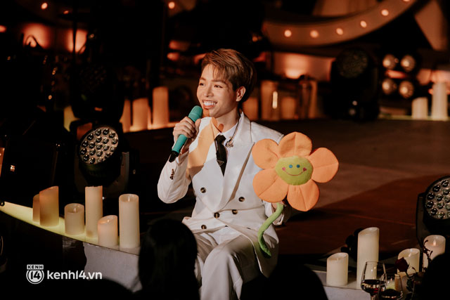 Đức Phúc như biến thành "cupid": Sân khấu đầu tiên của Ngày Đầu Tiên xuất hiện màn cầu hôn người thật - việc thật luôn nè!