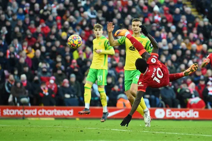 Salah và Mane cùng lập siêu phẩm, Liverpool ngược dòng hạ Norwich