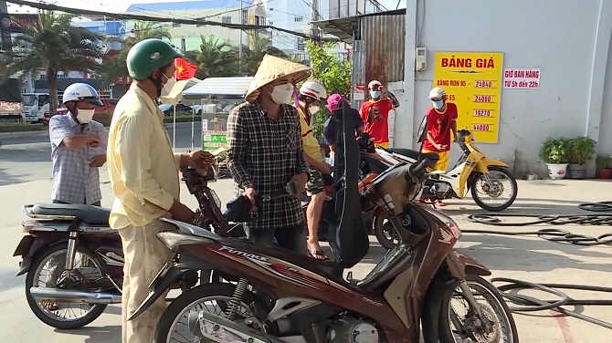 Doanh nghiệp, người dân "lao đao" khi xăng dầu tăng giá 
