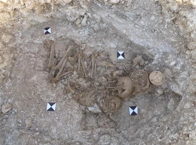 Bí ẩn chiếc trống 5.000 năm tuổi và xương 3 đứa trẻ quấn vào nhau ảnh 2