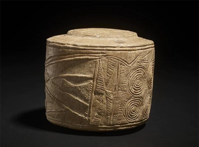 Bí ẩn chiếc trống 5.000 năm tuổi và xương 3 đứa trẻ quấn vào nhau ảnh 3