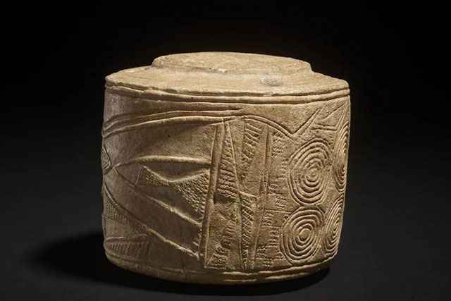 Bí ẩn chiếc trống 5.000 năm tuổi và xương 3 đứa trẻ quấn vào nhau