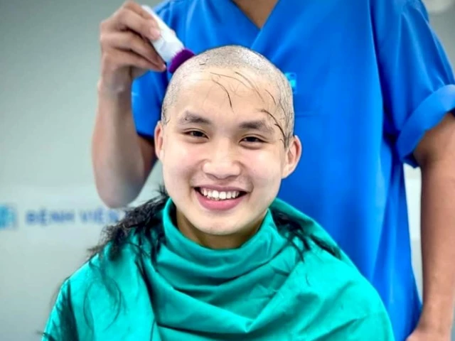 Bác sĩ Đặng Minh Hiệu vui vẻ cắt hết tóc trước khi lên đường chi viện cho tâm dịch Bắc Giang.